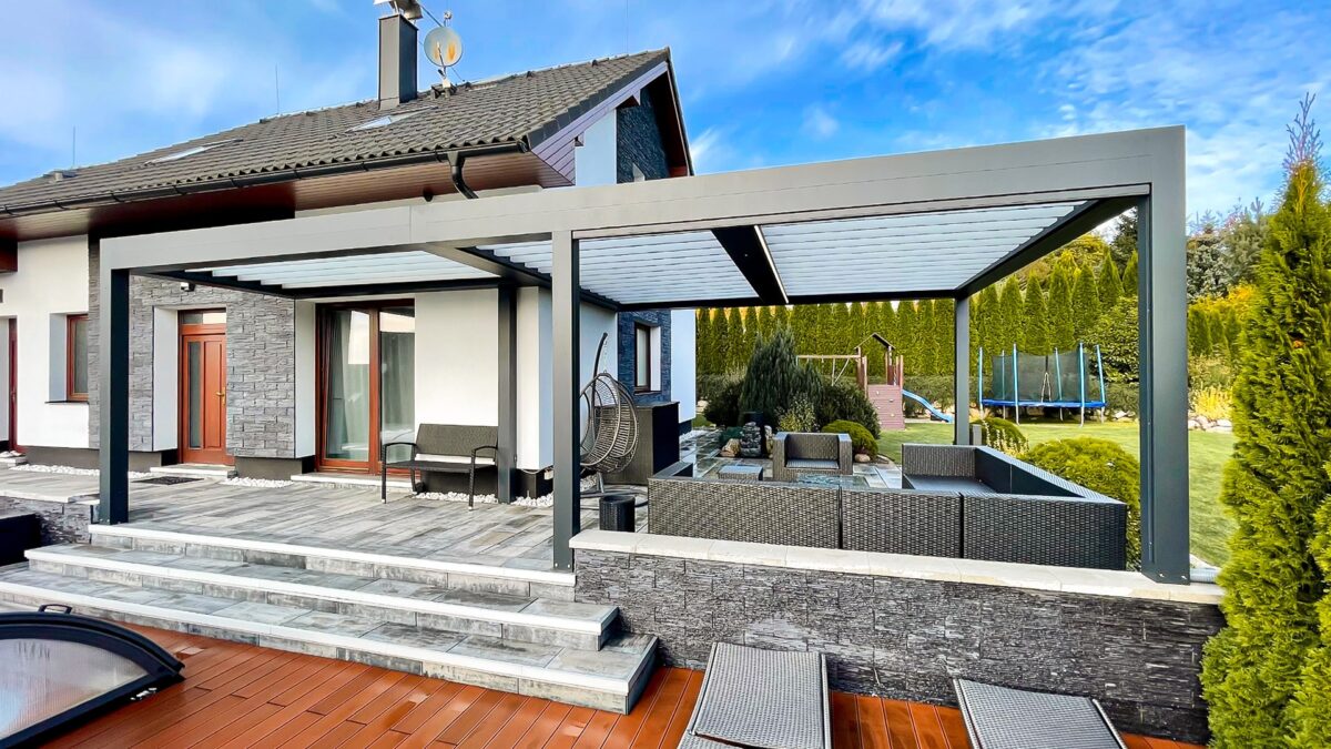 moderní pergola u domu