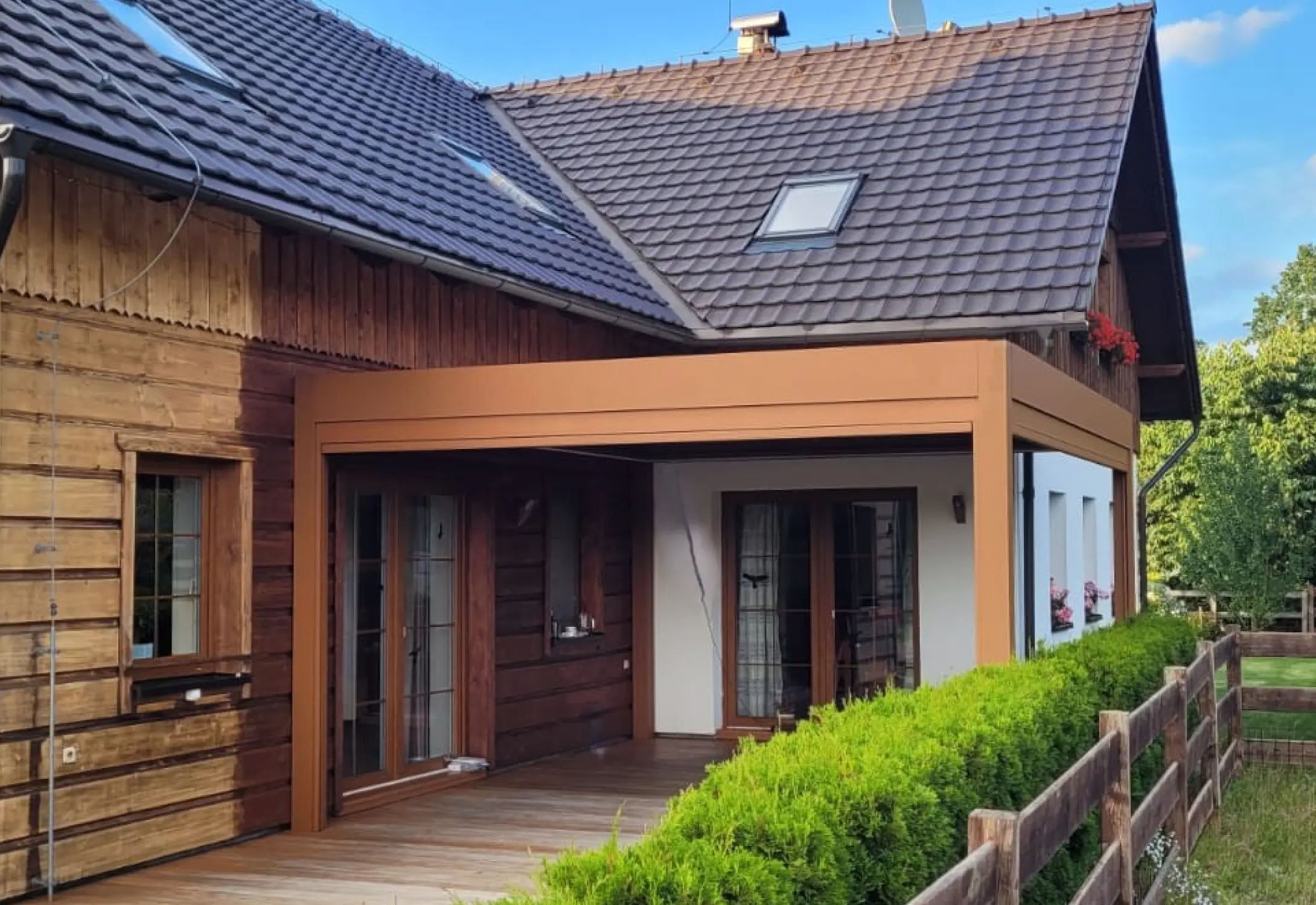 Pergola u domu s dřevěným obložením