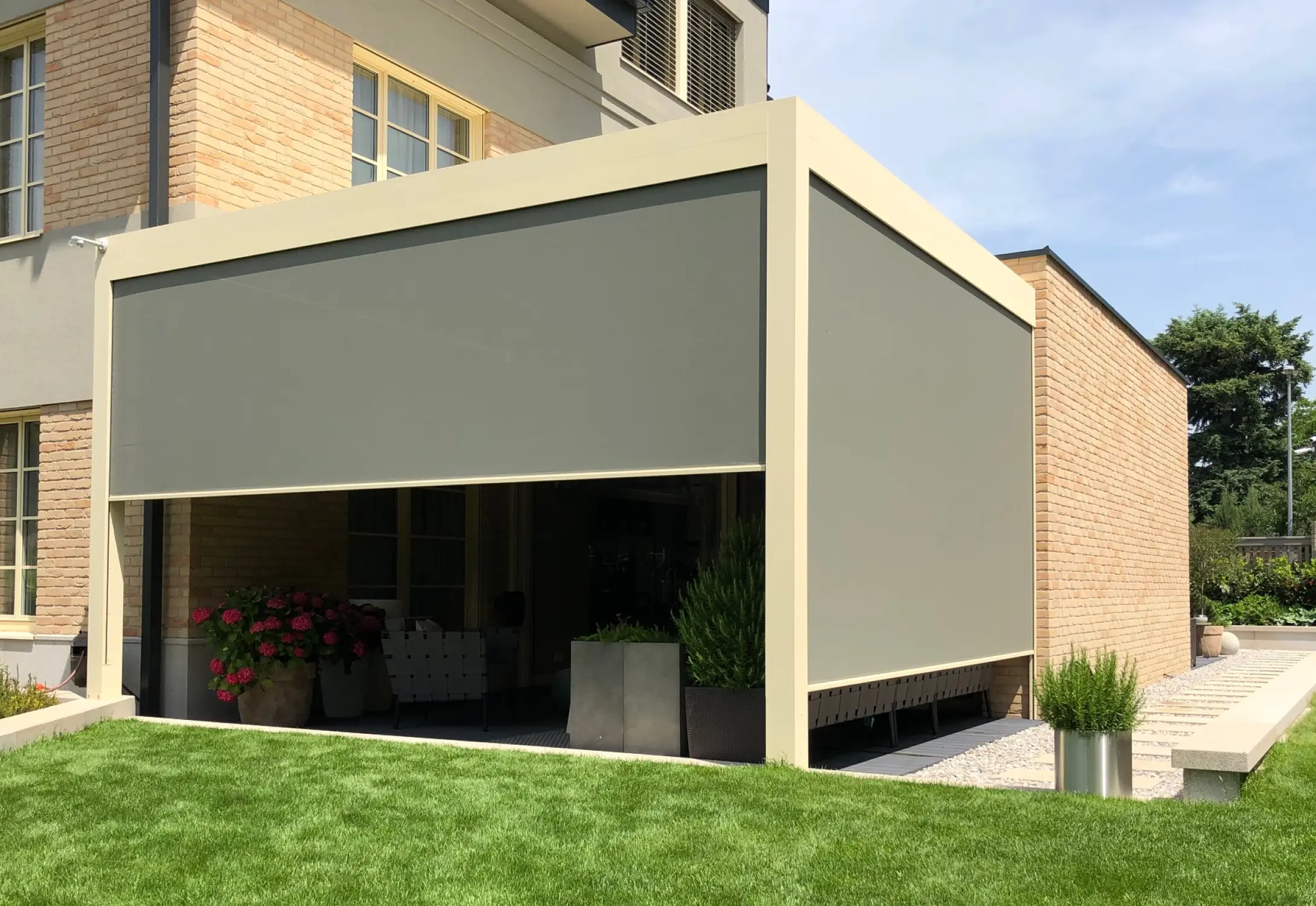 Pergola se zataženými roletami