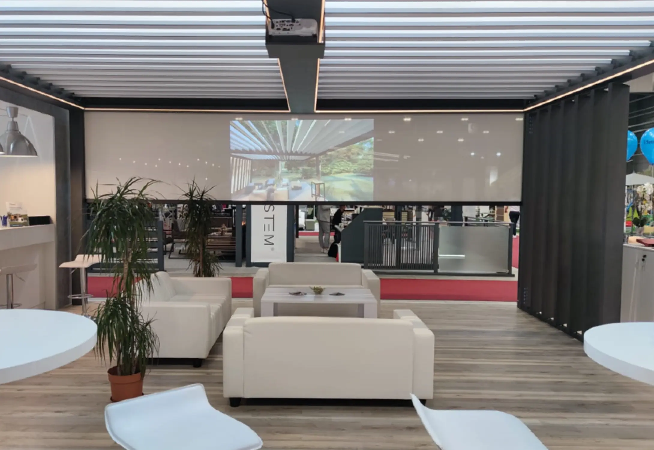 Pergola se screenovou roletou jako promítací plátno