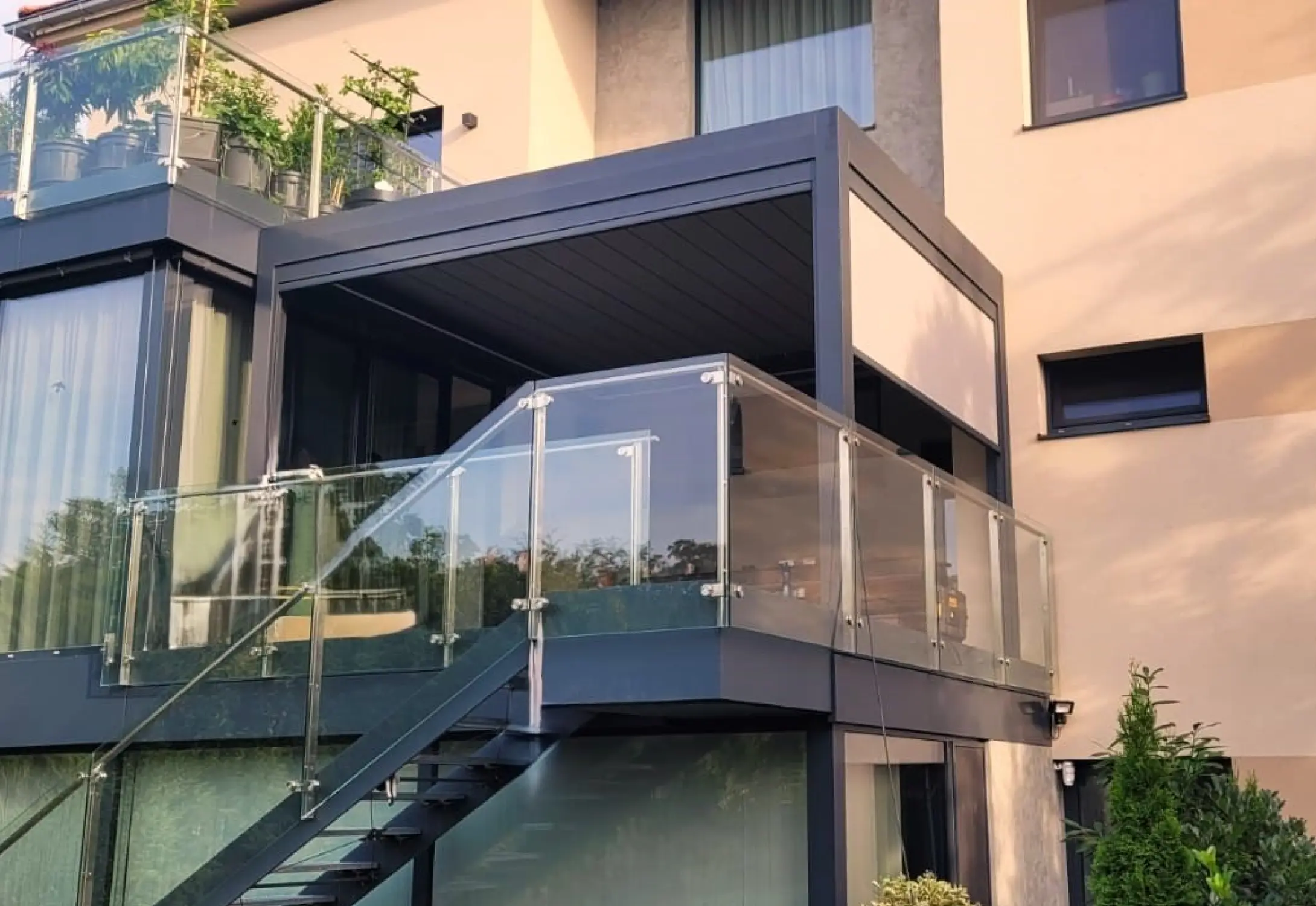 Pergola na vyvýšené terase domu