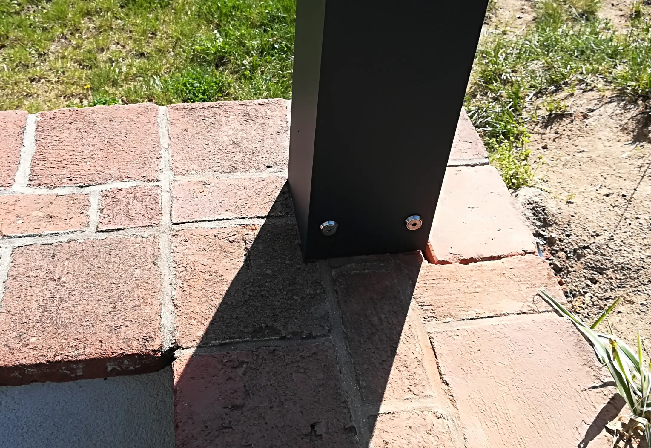 betonové patky na pergolu z cihel
