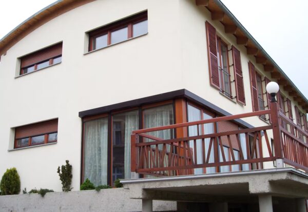 Venkovní rolety na balkon: moderní řešení pro pohodlí a bezpečí