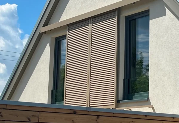 Hliníkové okenice na míru: detail, který drží celek