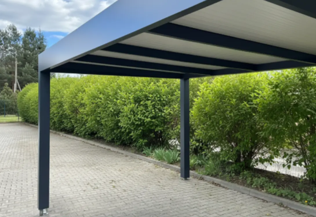 hliníkový přístřešek pro auto s práškově lakovanou konstrukcí